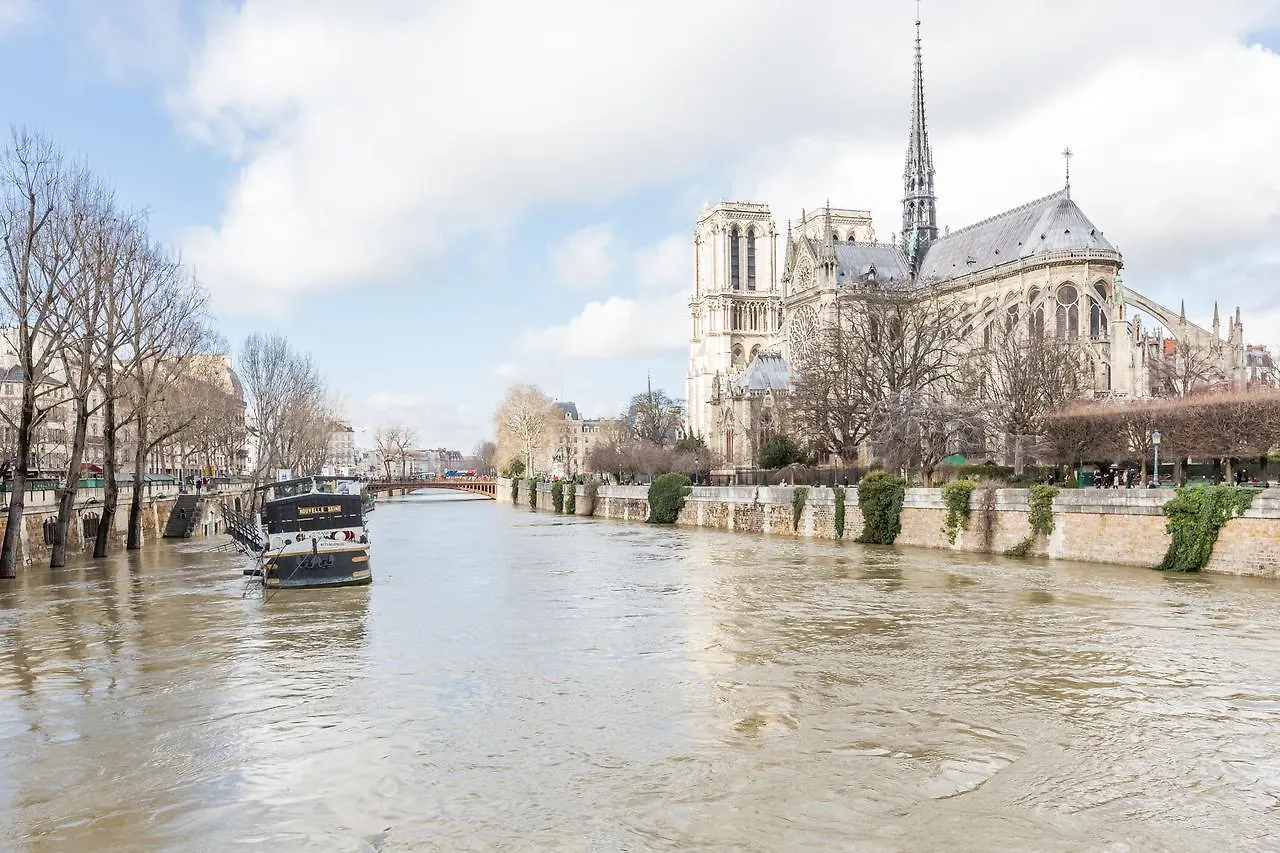 Lejlighed Veeve - Overlooking The Seine On Ile De La Cite *