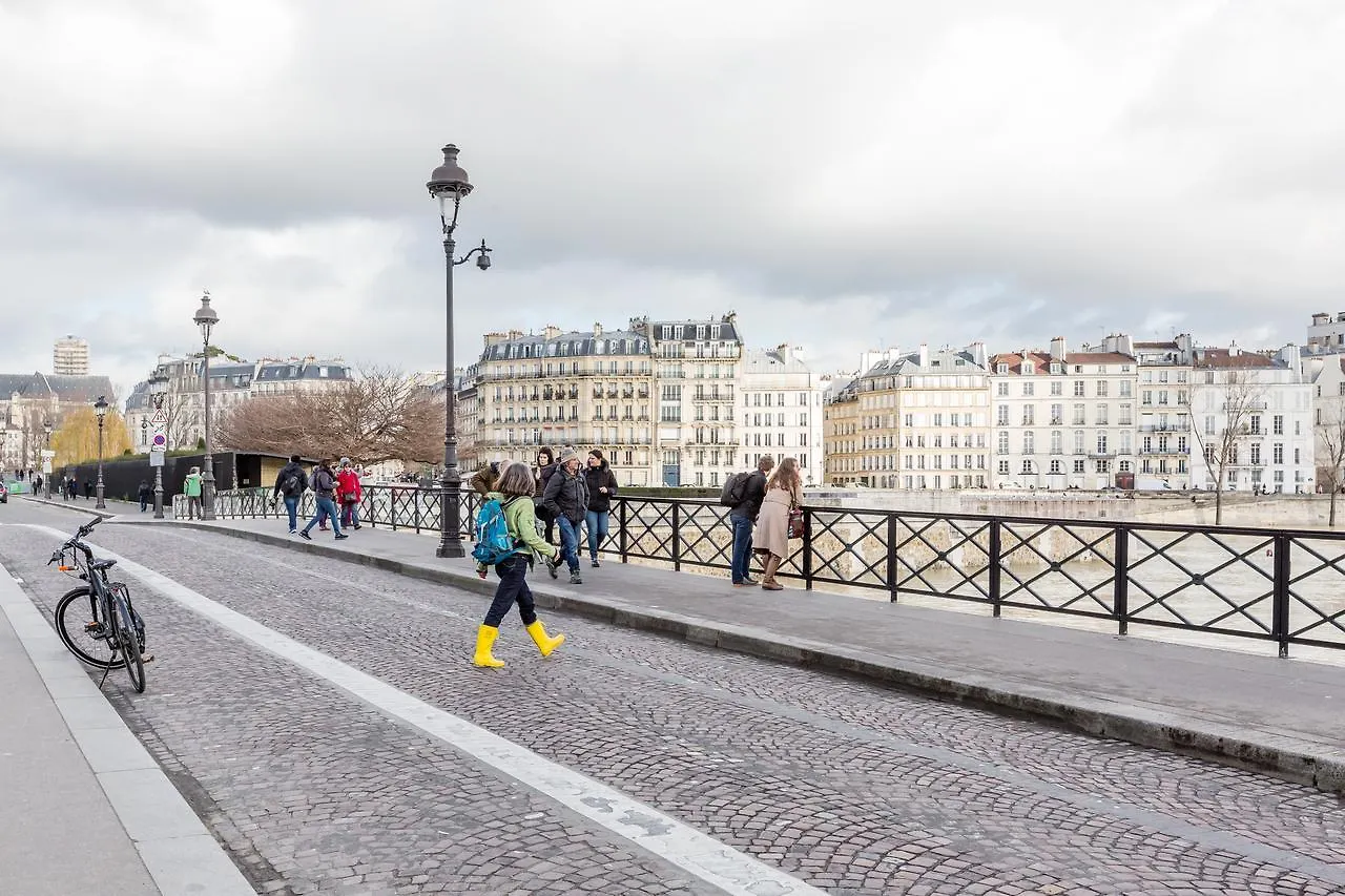 Veeve - Overlooking The Seine On Ile De La Cite